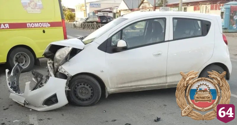 Мотоциклист пострадал в тройной аварии на окраине Саратова