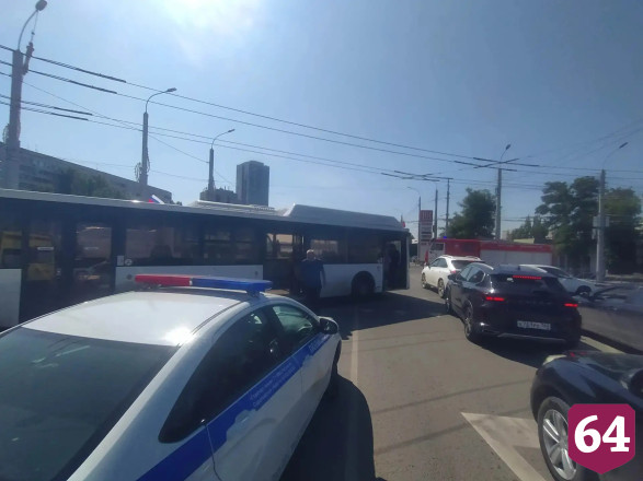 Три человека пострадали в ДТП с автобусом в центре Саратова